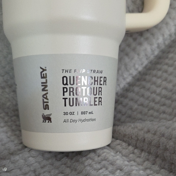 Stanley NIB 30oz Cream Insulated Mug with Handle - Picture 3 of 5